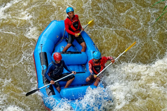 Rafting Ausrüstung: Helm, Weste, Paddel und Neopren